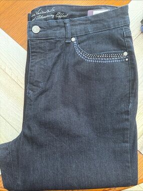 Gloria Vanderbilt Black Indigo Capri with Studded Pocket Detail. NWOT
